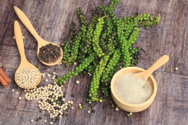 Taze yeşil biber tohumları ve kuru tahıl