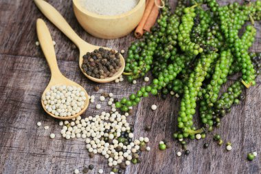 Taze yeşil biber tohumları ve kuru tahıl