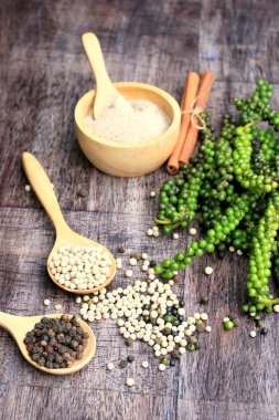 Taze yeşil biber tohumları ve kuru tahıl