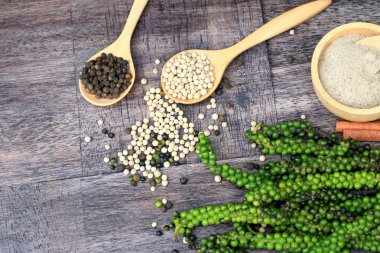 Taze yeşil biber tohumları ve kuru tahıl