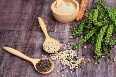 Taze yeşil biber tohumları ve kuru tahıl