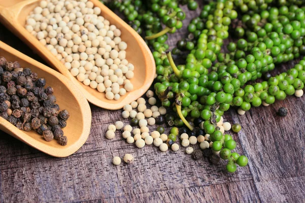 Semillas de pimiento verde fresco y grano seco —  Fotos de Stock