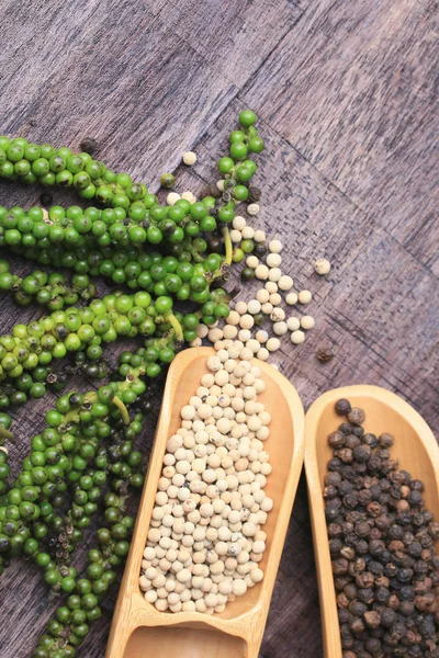 Färsk grön paprika frön och torkad spannmål — Stockfoto