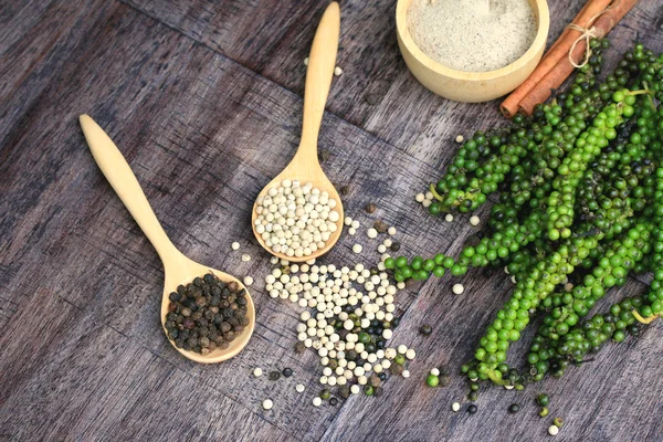 Taze yeşil biber tohumları ve kuru tahıl