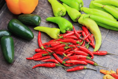 taze yeşil biber ve kırmızı karışımı