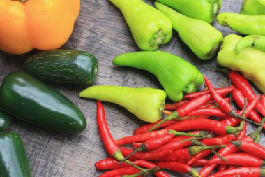 taze yeşil biber ve kırmızı karışımı