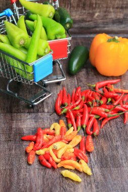 taze yeşil biber ve kırmızı karışımı
