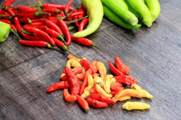 Mezcla de pimiento verde fresco y rojo —  Fotos de Stock