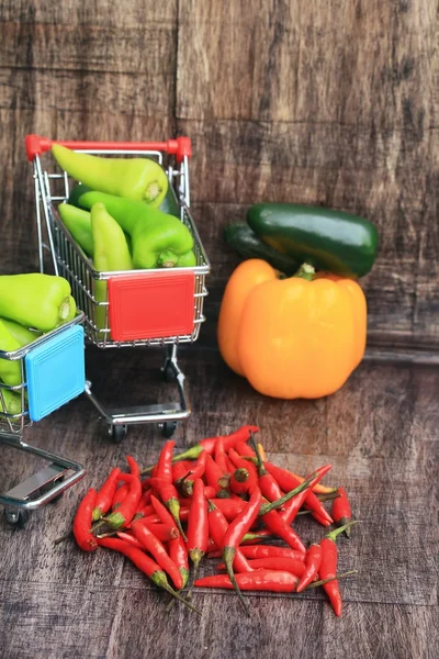 Mescolare peperone verde fresco e rosso — Foto Stock