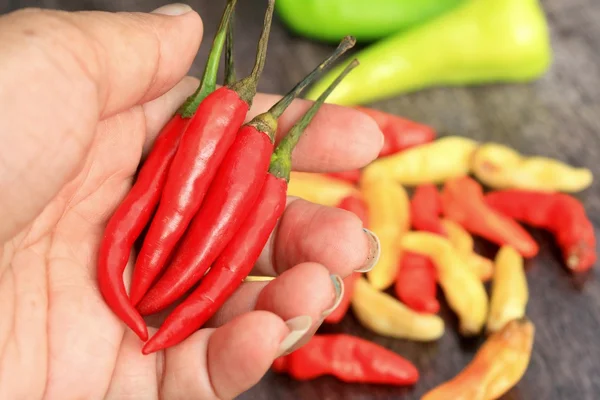 Mezcla de pimiento verde fresco y rojo —  Fotos de Stock