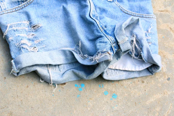 Calça jeans rasgada azul — Fotografia de Stock