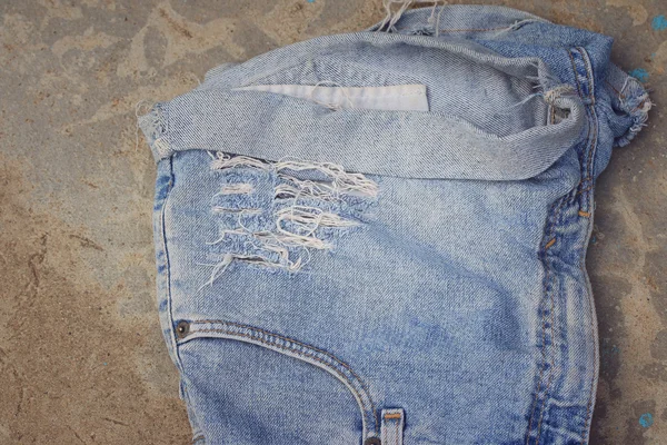Синій рвані джинси — стокове фото