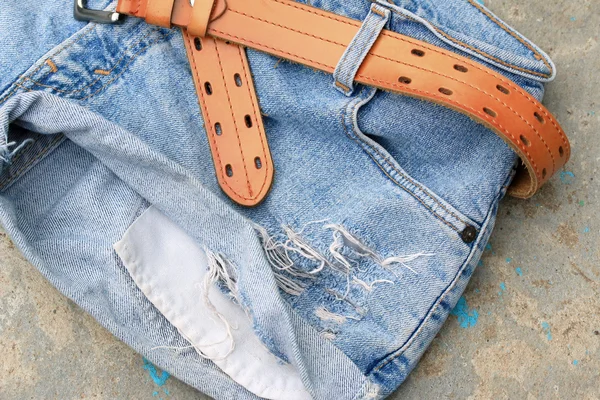 Синие порванные джинсы — стоковое фото