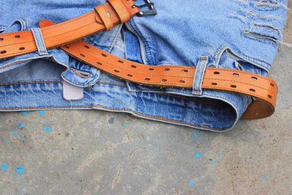 Синие порванные джинсы — стоковое фото