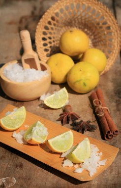 tuz ile dilimlenmiş limon