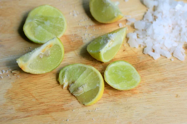 Limón rebanado con sal —  Fotos de Stock