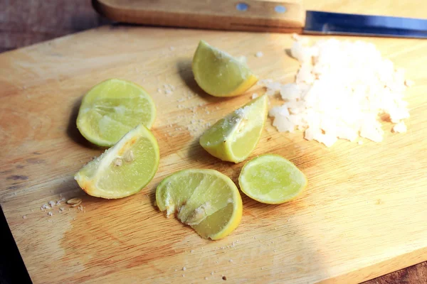 Limón rebanado con sal —  Fotos de Stock