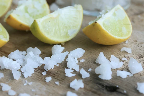 Limón rebanado con sal — Foto de Stock