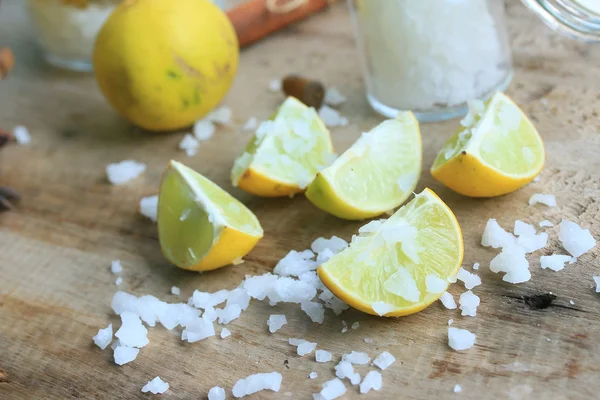 Tuz ile dilimlenmiş limon — Stok fotoğraf