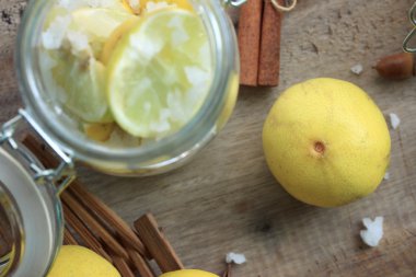 tuz ile dilimlenmiş limon