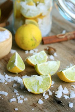 tuz ile dilimlenmiş limon