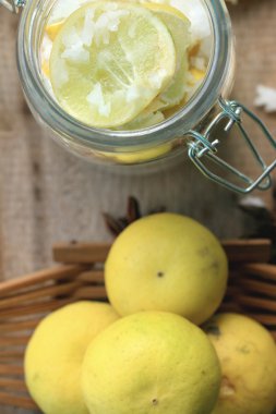 tuz ile dilimlenmiş limon