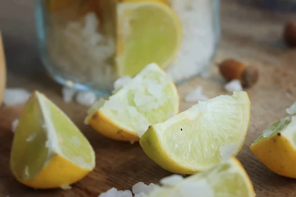 Limón rebanado con sal — Foto de Stock