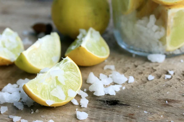 Limón rebanado con sal — Foto de Stock