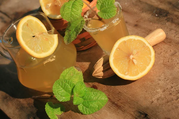 Лимонный сок с солью — стоковое фото