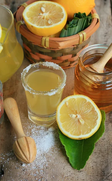 Лимонный сок с солью — стоковое фото