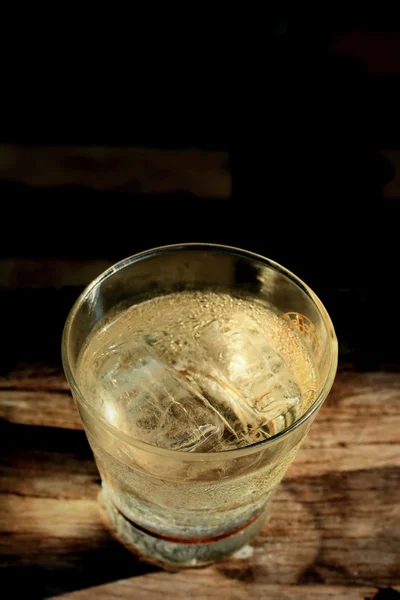 Glas water met schaduw — Stockfoto