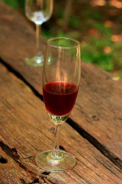 Verre à vin rouge avec ombre — Photo