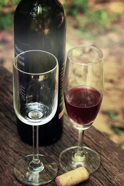 影で赤ワインのガラス — ストック写真