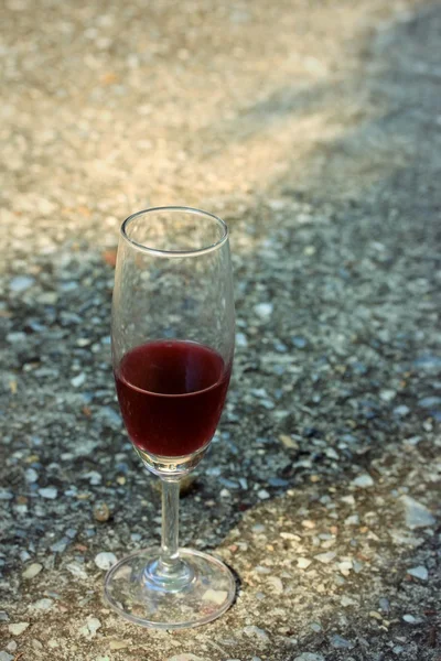 影で赤ワインのガラス — ストック写真
