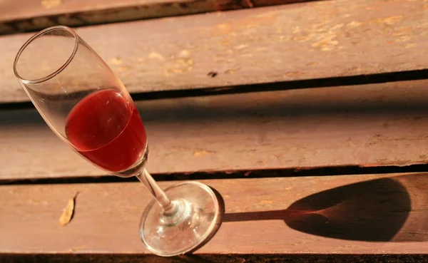 Bicchiere di vino rosso con ombra — Foto Stock