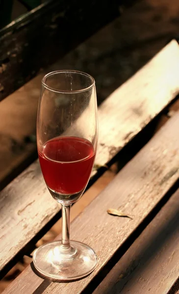 Kieliszek do wina czerwonego z cienia — Zdjęcie stockowe