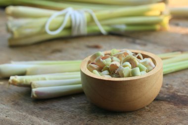 taze dilimlenmiş Limon otu