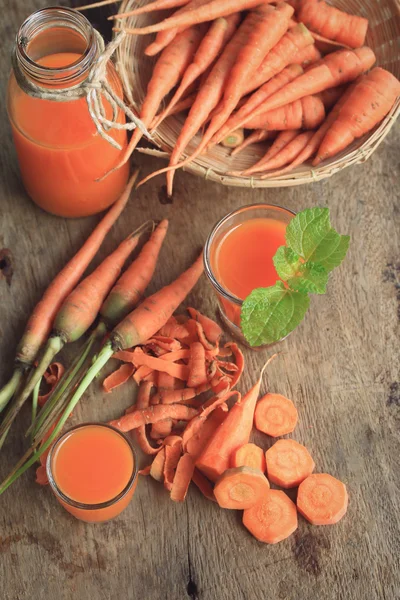 新鲜的胡萝卜汁 — 图库照片