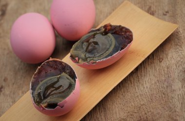 pembe korunmuş yumurta turşusu