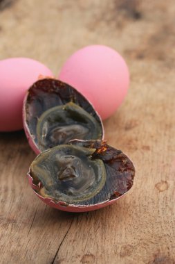 pembe korunmuş yumurta turşusu