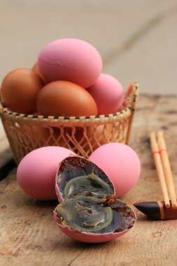 pembe korunmuş yumurta turşusu