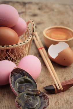 pembe korunmuş yumurta turşusu