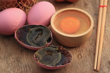 pembe korunmuş yumurta turşusu