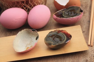 pembe korunmuş yumurta turşusu