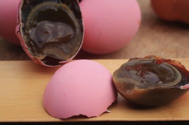 pembe korunmuş yumurta turşusu