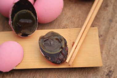 pembe korunmuş yumurta turşusu