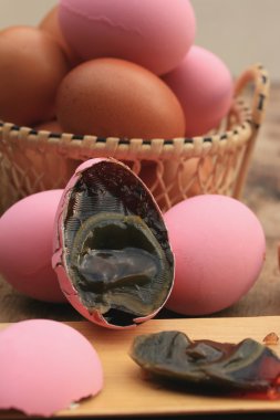 pembe korunmuş yumurta turşusu