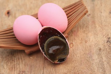 pembe korunmuş yumurta turşusu