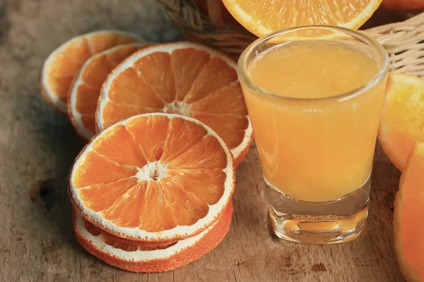 Свіжий апельсин з соками — стокове фото