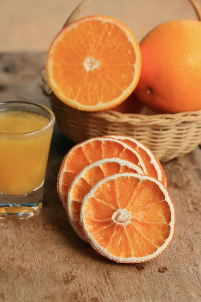 Färsk apelsin med juice — Stockfoto